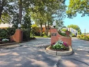 203 Dean Ridge Ct, Cranston, RI 02920