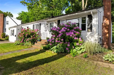 14 Woodhill Dr, Cranston, RI 02920