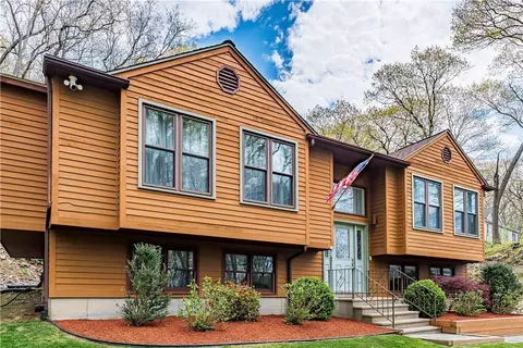 77 Lippitt Ave, Cumberland, RI 02864
