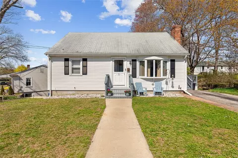 39 Oakland Dr, West Warwick, RI 02893