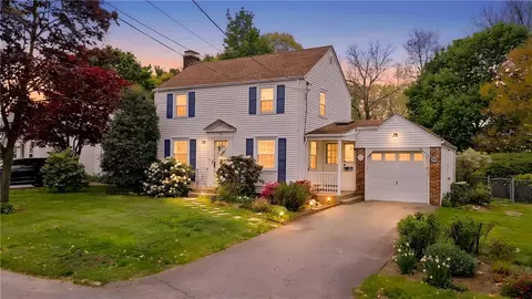 145 Massasoit Dr, Warwick, RI 02888