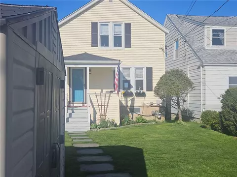 45 Cedar Ave, Portsmouth, RI 02871