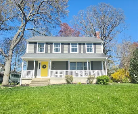 54 Sefton Dr, Bristol, RI 02809