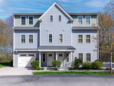 12 Park Ave #3, Narragansett, RI 02882