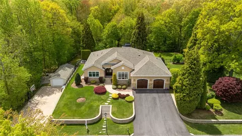 45 Briarbrooke Ln, Cranston, RI 02921
