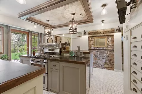 Kitchen - 10 Hamilton Hl, Glocester, RI 02829 photo 4 of 8