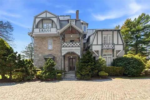 6 Howe Ave #8, Newport, RI 02840