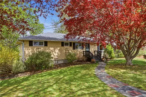 24 Harbor View Rd, Portsmouth, RI 02871
