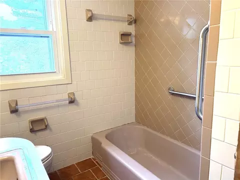 Bath - 178 Hilton Rd, Warwick, RI 02889 photo 2 of 2