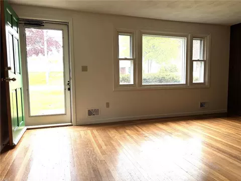 Living - 178 Hilton Rd, Warwick, RI 02889 photo 1 of 5