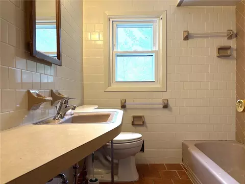 Bath - 178 Hilton Rd, Warwick, RI 02889 photo 1 of 2