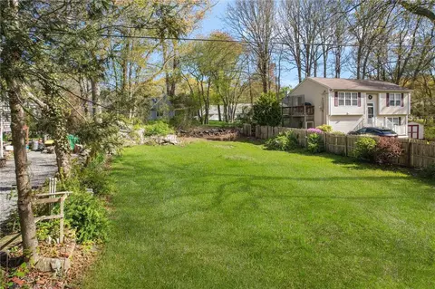 7 Winterberry Rd, Narragansett, RI 02882