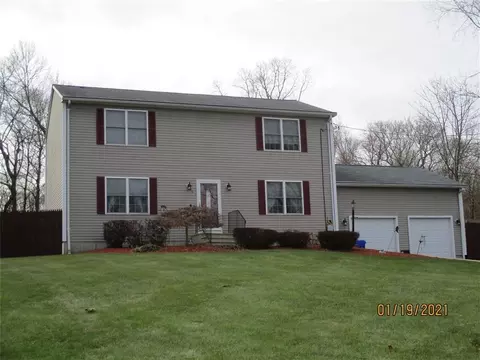 9 Hoxie Ct, West Warwick, RI 02893