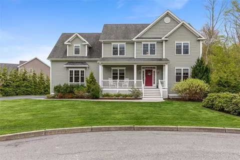 76 Woods Ln, Cranston, RI 02921