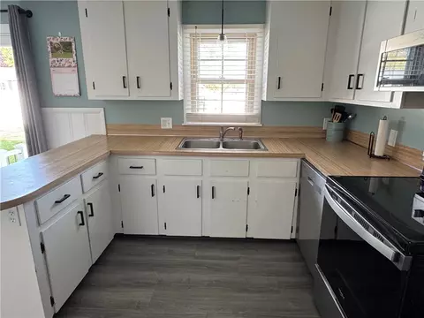 Kitchen - 110 Marigold Dr, Warwick, RI 02889 photo 4 of 5