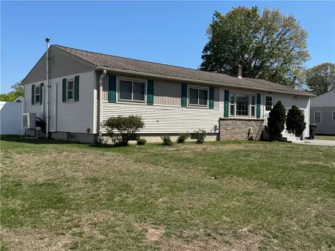 110 Marigold Dr, Warwick, RI 02889