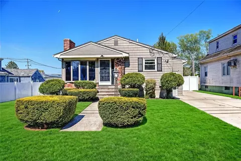 8 Ashby St, Johnston, RI 02919