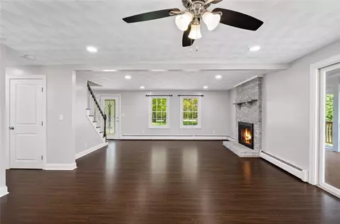 Living - 435 Maureen Cir, Mapleville, RI 02839 photo 3 of 8