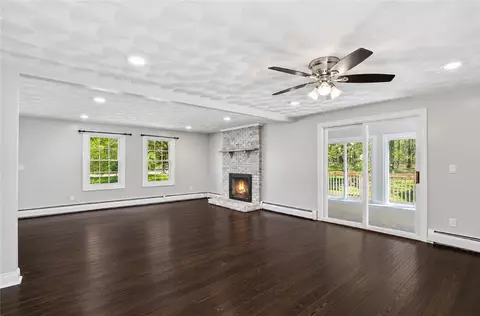 Living - 435 Maureen Cir, Mapleville, RI 02839 photo 2 of 8