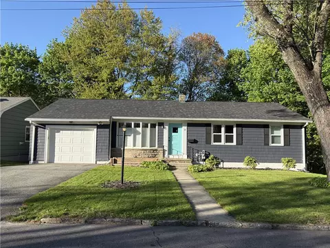 7 Parkway Dr, Warwick, RI 02886