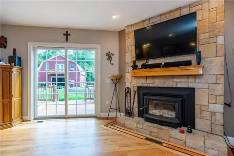 Living - 41 Edies Ln, Exeter, RI 02822 photo 1 of 3