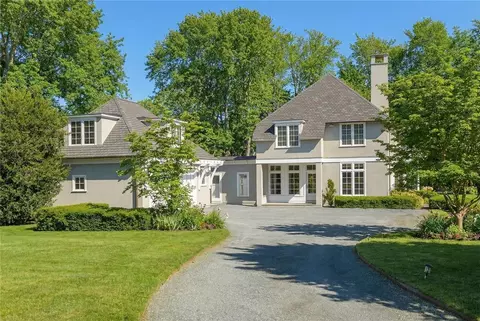 9 Ocean Lawn Ln, Newport, RI 02840