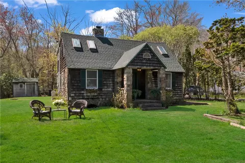 1 Mohawk Trl, Narragansett, RI 02882