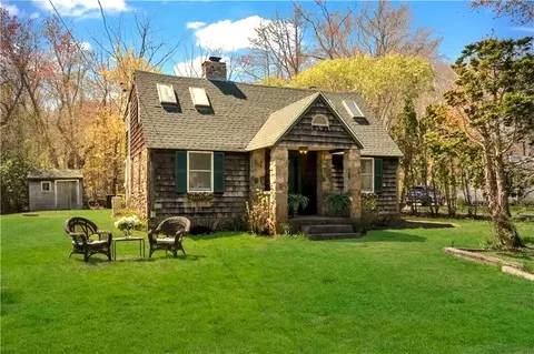 1 Mohawk Trl, Narragansett, RI 02882