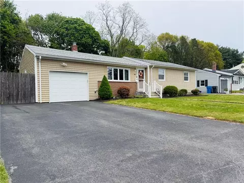 124 Zinnia Dr, Cranston, RI 02920