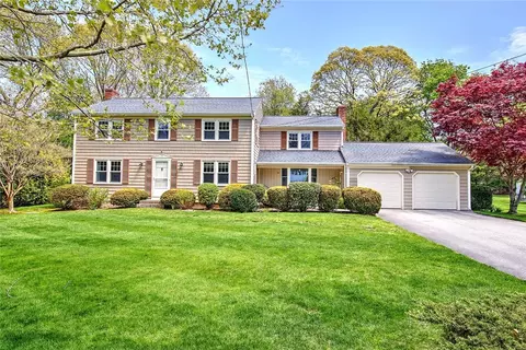 11 Henry Dr, Barrington, RI 02806