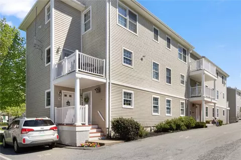 231 Maple Ave #201, Newport, RI 02840