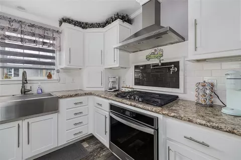 Kitchen - 40 Hemlock Rd, Glocester, RI 02814 photo 3 of 4