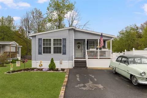 40 Hemlock Rd, Glocester, RI 02814