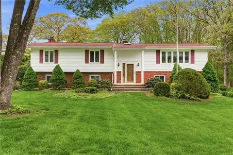 6 Bruce Dr, North Smithfield, RI 02896
