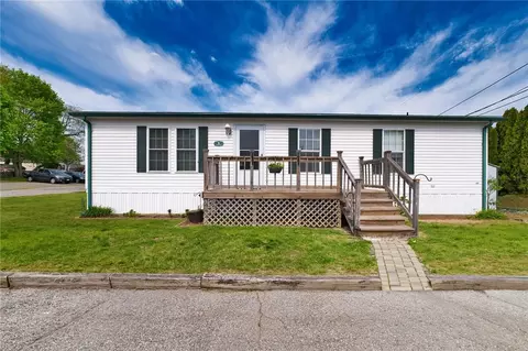 1 Scotty Dr, Portsmouth, RI 02871