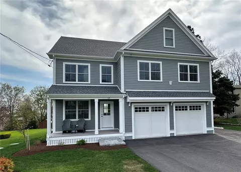 68 Albert St, Portsmouth, RI 02871