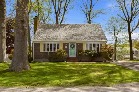 8 Monterey Dr, Bristol, RI 02809