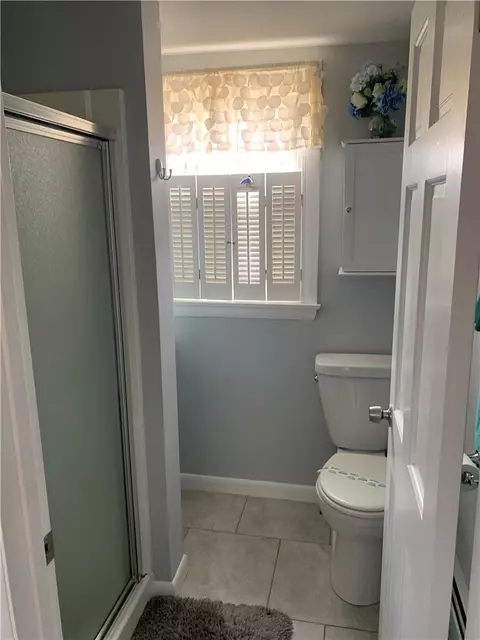 Bath - 213 Ottawa Ave, Warwick, RI 02889 photo 1 of 2