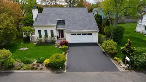 35 Lilly Ln, Narragansett, RI 02882
