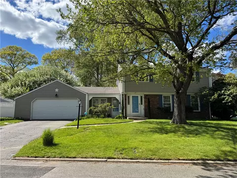 27 Monmouth Dr, Riverside, RI 02915