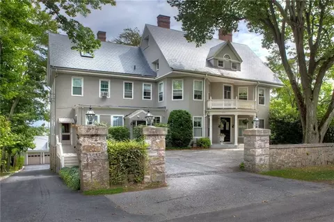 360 Gibbs Ave #9, Newport, RI 02840