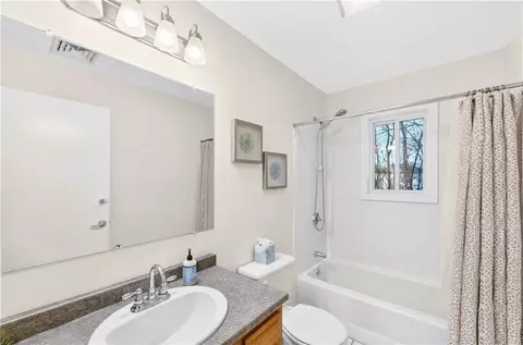 Bath - 82 Mohawk Trl, Cranston, RI 02921 photo 2 of 3