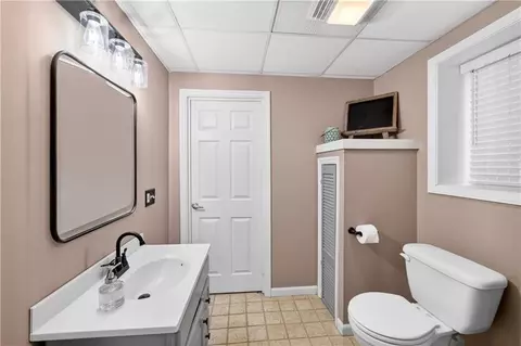 Bath - 82 Mohawk Trl, Cranston, RI 02921 photo 3 of 3