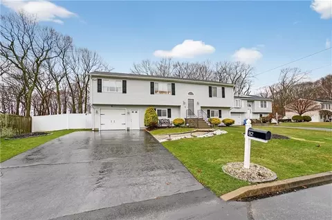 Exterior - 82 Mohawk Trl, Cranston, RI 02921 photo 3 of 4