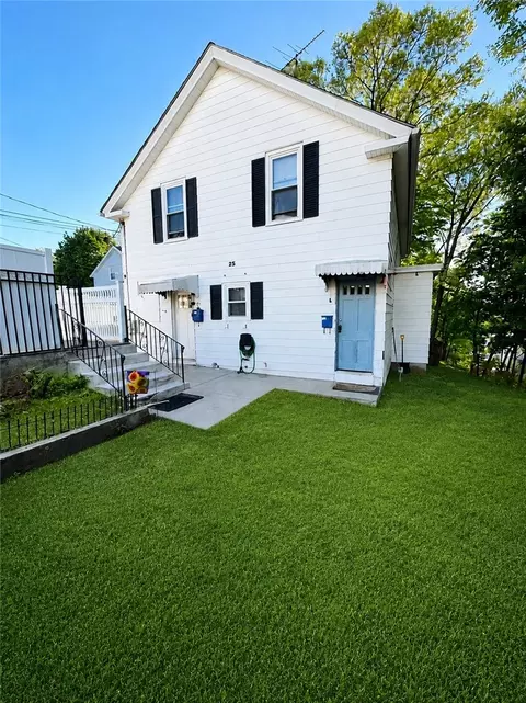 25 Union St, Woonsocket, RI 02895