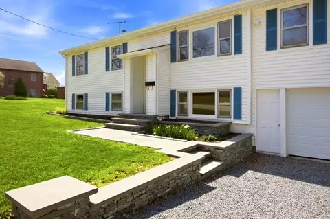 55 Mixter St, Middletown, RI 02842
