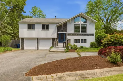 7 Friar Tuck Rd, Warwick, RI 02886