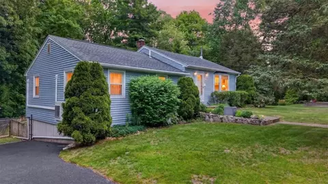 9 Friendship Ln, Smithfield, RI 02917