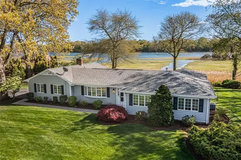 33 Meadowbrook Dr, Barrington, RI 02806