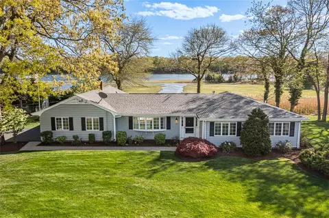 33 Meadowbrook Dr, Barrington, RI 02806